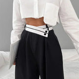 Pantalón ancho con cinturilla asimétrica