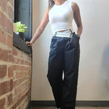 Pantalón ancho con cinturilla asimétrica