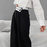 Pantalón ancho con cinturilla asimétrica