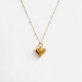 AMOUR | COLLAR CON CORAZÓN ESCULPIDO Y CADENA DE CUENTAS