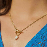 AMARA PEARL | COLLAR CON PERLA NATURAL Y CIERRE MODERNO