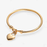AMOUR CABLE | PULSERA CON DISEÑO ENROLLADO Y DIJE DE CORAZÓN